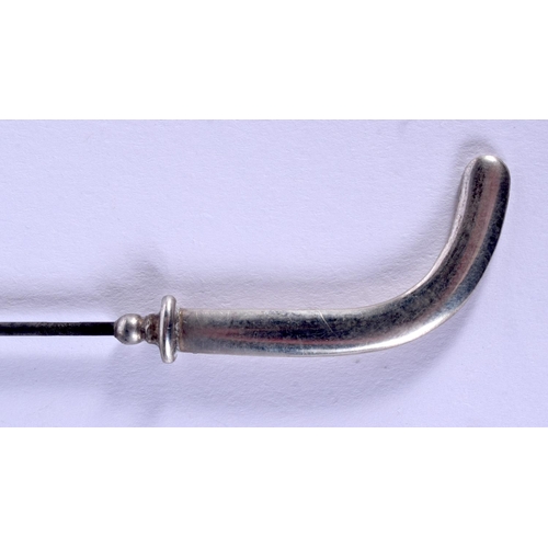 975 - AN EDWARDIAN SILVER HOCKEY STICK HAIR PIN. 6 grams. Chester 1907. 23 cm long.