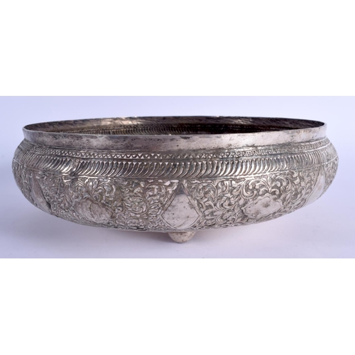 796 - A 19TH CENTURY MIDDLE EASTERN ISLAMIC SILVER BOWL. 320 grams. 25 cm diameter.