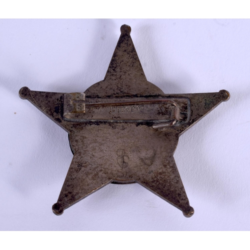 811 - AN UNUSUAL MIDDLE EASTERN BRASS AND ENAMEL STAR BADGE. 4.5 cm wide.