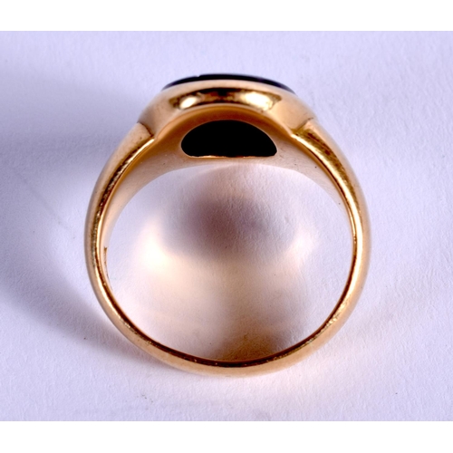 828 - AN ANTIQUE 18CT GOLD CAMEO STONE RING. 10 grams. N.