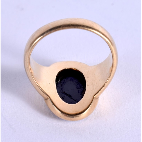 828 - AN ANTIQUE 18CT GOLD CAMEO STONE RING. 10 grams. N.