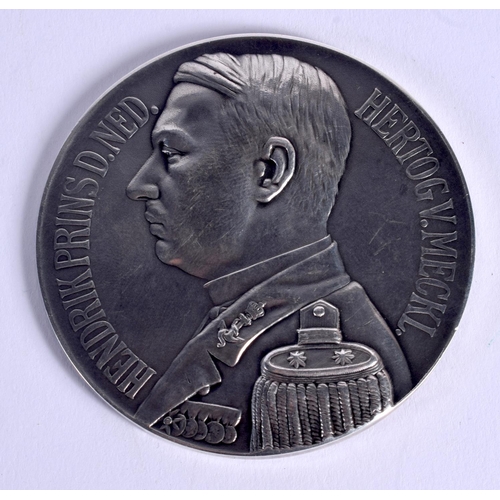 833 - AN ANTIQUE DUTCH MEDALLION depicting William Frederik Hendrik, Prince of Netherlands. 102 grams. 6.5... 