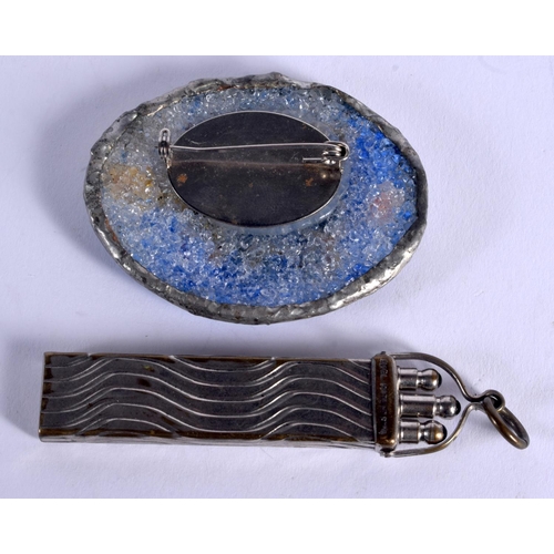 897 - A SOUTHERN EUROPEAN SILVER MOUNTED BROOCH and a pen holder. (2)