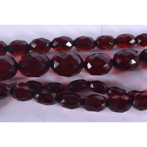 899 - A CHERRY AMBER TYPE NECKLACE. 56 grams. 80 cm long.