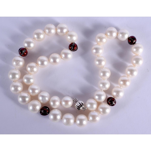 901 - AN 18CT GOLD ENAMEL AND PEARL NECKLACE. 44 cm long.