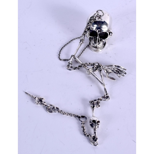 912 - A SILVER SKULL ON CHAIN. 60 grams. 30 cm long.