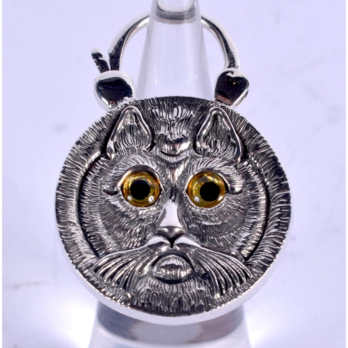 914 - A SILVER CAT PADLOCK. 2.5 cm wide.