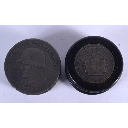 933 - A PAIR OF CONTEMPORARY CONTINENTAL MILITARY BOXES. 4 cm diameter.