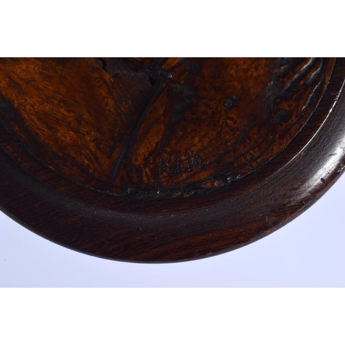 946 - AN ANTIQUE TREEN HORSE HEAD EQUESTRIAN SNUFF BOX. 7.5 cm diameter.