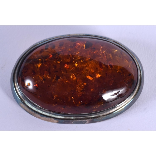 960 - A SILVER AND AMBER BROOCH. 4.5 cm x 3 cm.