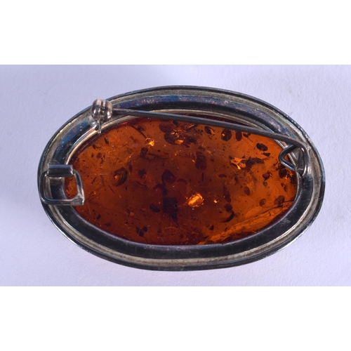 960 - A SILVER AND AMBER BROOCH. 4.5 cm x 3 cm.