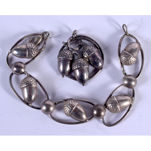 961 - A SILVER BRACELET. 24 grams. 18 cm long.