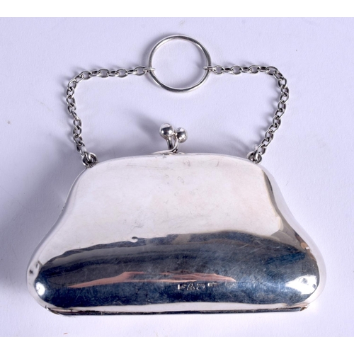 983 - AN ANTIQUE SILVER PURSE. Chester 1915. 49 grams. 9 cm x 6.5 cm.