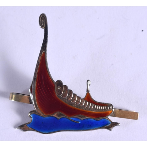 986 - A VINTAGE NORWEGIAN SILVER AND ENAMEL VIKING BOAT BROOCH. 11 grams. 5.5 cm wide.