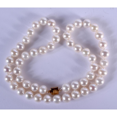 996 - A 14CT GOLD AND PEARL NECKLACE. 40 cm long.