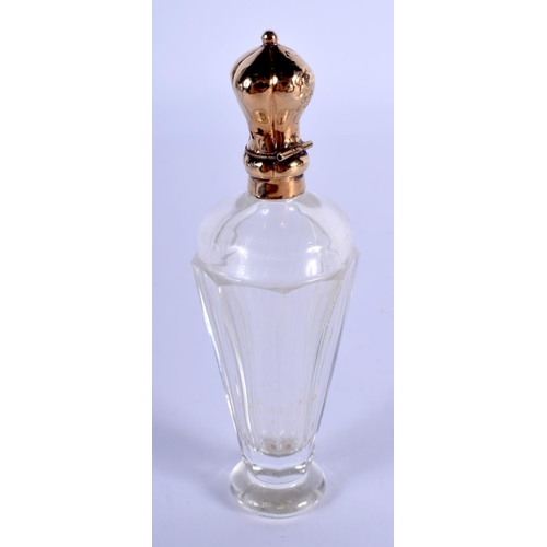 1013 - AN ANTIQUE FRENCH GOLD AND CRYSTAL SCENT BOTTLE. 9 cm high.