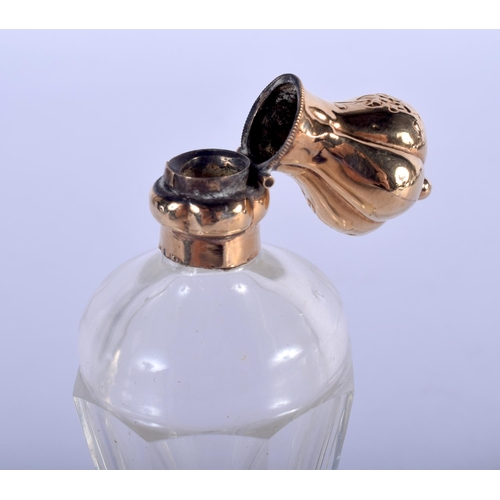 1013 - AN ANTIQUE FRENCH GOLD AND CRYSTAL SCENT BOTTLE. 9 cm high.