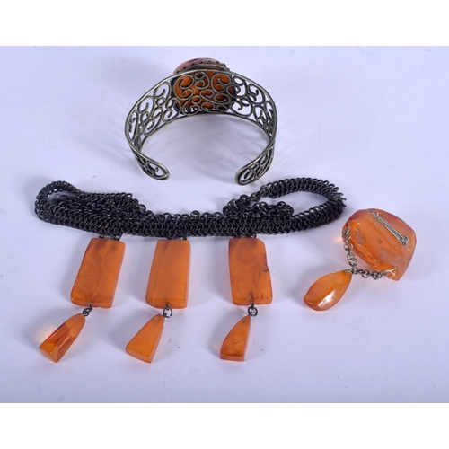 1026 - VINTAGE AMBER JEWELLERY. (qty)