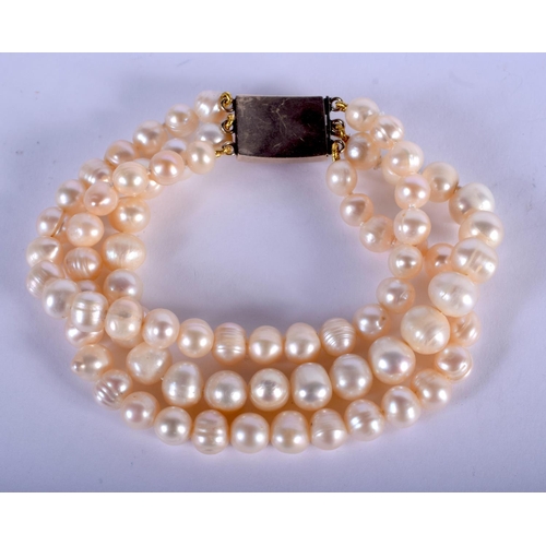 1037 - AN ANTIQUE CAMEO FRESHWATER PEARL AND CORAL NECKLACE. 45 grams. 21 cm long.