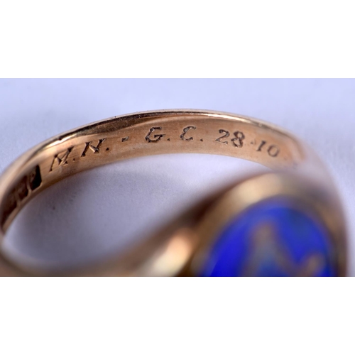 1039 - A VINTAGE 9CT GOLD AND ENAMEL MASONIC RING. 7 grams. O/P.