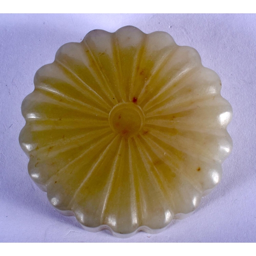 1064 - AN UNUSUAL CONTINENTAL SILVER MOUNTED JADE LOBED BOX AND COVER. 4.5 cm wide.