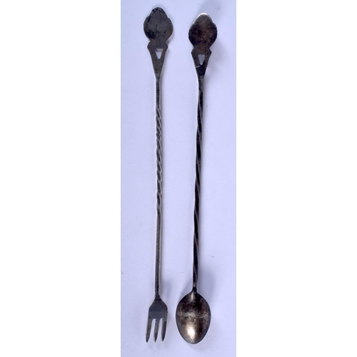 1074 - TWO VINTAGE SILVER UTENSILS. 31 grams. 26 cm long. (2)