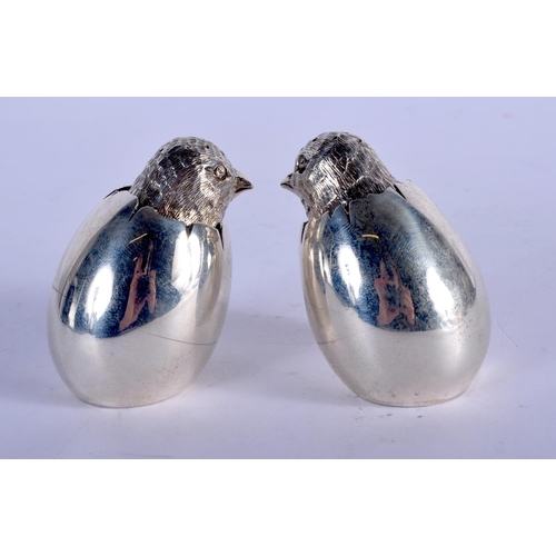 1078 - A PAIR OF EDWARDIAN SILVER CHICK CONDIMENTS. London 1905. 82 grams. 5 cm x 4 cm.