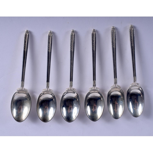 1088 - SIX SILVER SPOONS. Sheffield 1968. 77 grams. 10 cm long. (6)