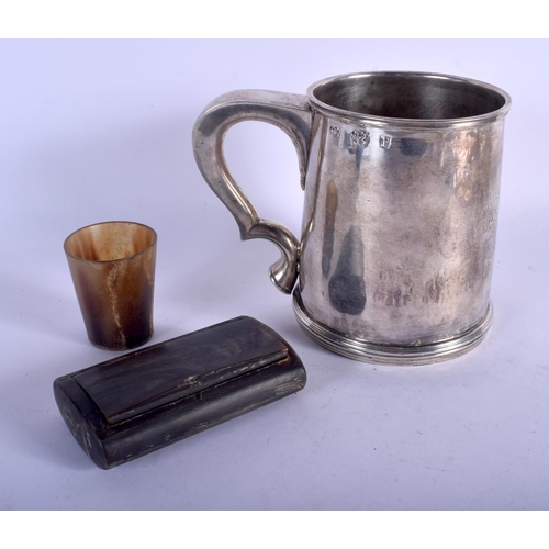 1095 - AN EARLY CONTINENTAL SILVER MUG together with a carved horn shot beaker & snuff box. Silver 512 gram... 