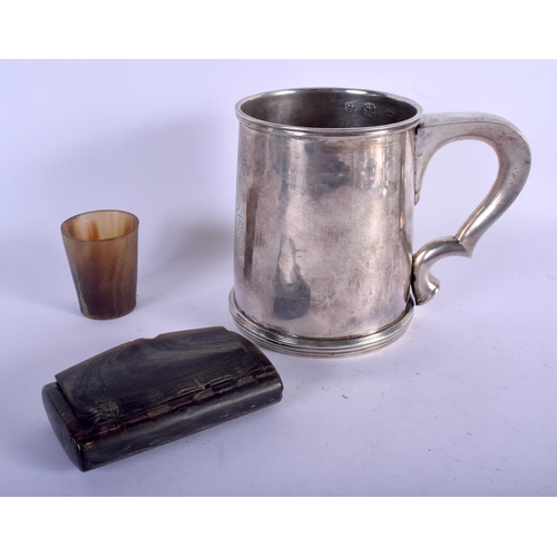 1095 - AN EARLY CONTINENTAL SILVER MUG together with a carved horn shot beaker & snuff box. Silver 512 gram... 