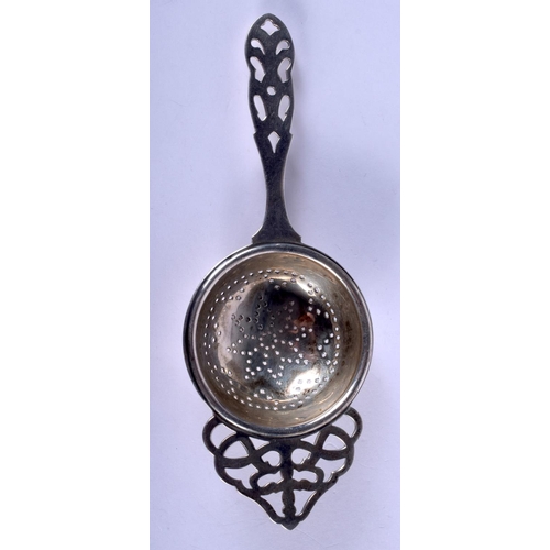 1097 - AN ARTS AND CRAFTS SILVER STRAINING SPOON. Birmingham 1945. 35 grams. 15 cm long.