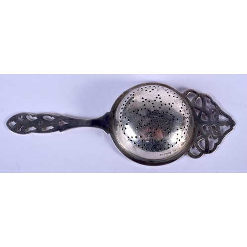 1097 - AN ARTS AND CRAFTS SILVER STRAINING SPOON. Birmingham 1945. 35 grams. 15 cm long.