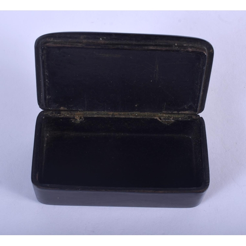 1113 - AN ANTIQUE PAPIER MACHE SNUFF BOX. 8 cm x 5 cm.