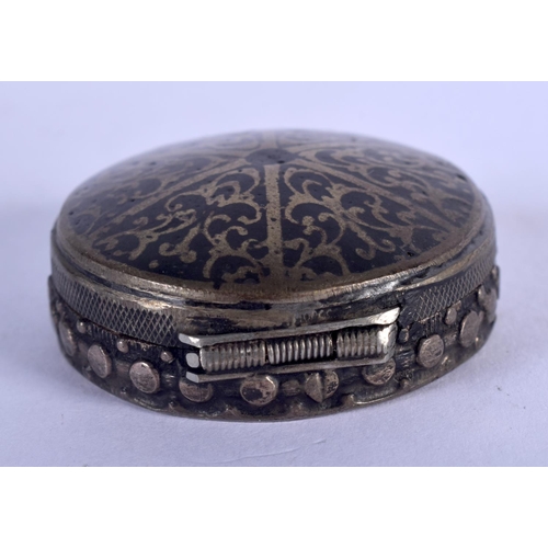 1129 - A VINTAGE SILVER NIELLO BOX. 33 grams. 4 cm wide.