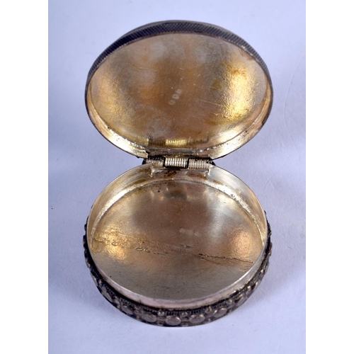 1129 - A VINTAGE SILVER NIELLO BOX. 33 grams. 4 cm wide.