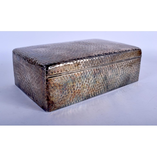 1189 - A LARGE EDWARDIAN HAMMERED SILVER CIGARETTE BOX. 1135 grams inc liner. London 1902. 23.5 cm x 8 cm.