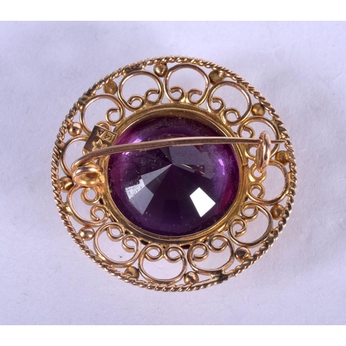 1241 - A 1970S 14CT GOLD AND AMETHYST BROOCH. 10 grams. 3 cm wide.