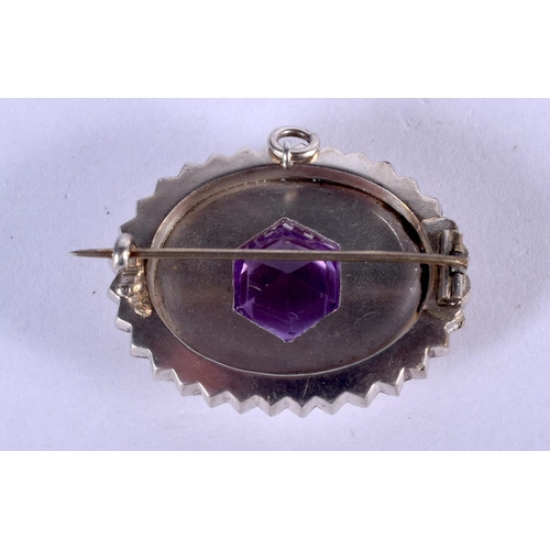 1242 - A VINTAGE SILVER AND AMETHYST BROOCH. 7 gras. 3.5 cm x 3 cm.