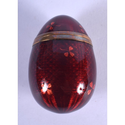 1243 - AN EARLY 20TH CENTURY EUROPEAN RED ENAMEL AND YELLOW METAL EASTER EGG. 6 cm x 3 cm.