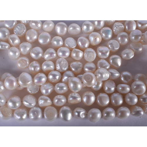 1285 - A PEARL NECKLACE. 160 cm long.