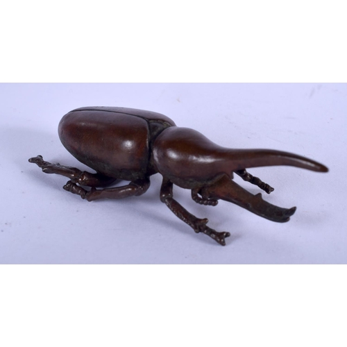 1315 - A JAPANESE BRONZE BEETLE OKIMONO. 8 cm x 2 cm.