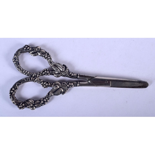 1316 - A PAIR OF SILVER GRAPE SCISSORS. 60 grams. 16 cm x 8 cm.