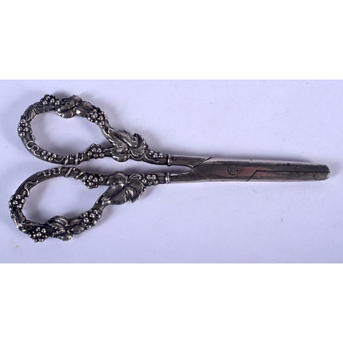 1316 - A PAIR OF SILVER GRAPE SCISSORS. 60 grams. 16 cm x 8 cm.