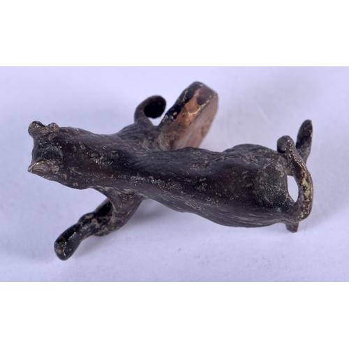 1352 - A CONTEMPORARY COLD PAINTED BRONZE CAT. 3.5 cm high.