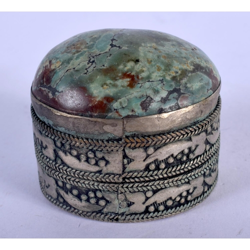 1367 - A SILVER AND TURQUOISE BOX. 55 grams. 3.5 cm wide.