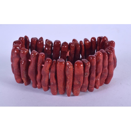 1371 - A VINTAGE CORAL BRACELET. 16 cm wide.