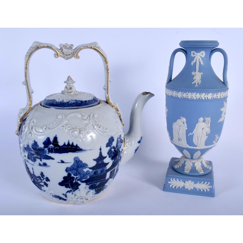 144 - A RARE LARGE ANTIQUE SPODE BLUE AND WHITE TEAPOT AND COVER together with a wedgwood vase. 23 cm high... 