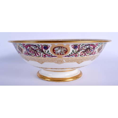 204 - Sevres hunting service salad bowl delivered to the  Château de Fontainebleau, painted with foliate b... 