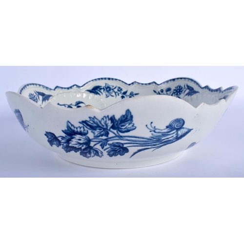 211 - 18th c. Worcester junket dish or salad bowl decorated on the interior in blue with flowers, fir cone... 