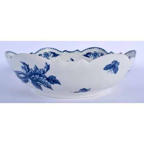 211 - 18th c. Worcester junket dish or salad bowl decorated on the interior in blue with flowers, fir cone... 